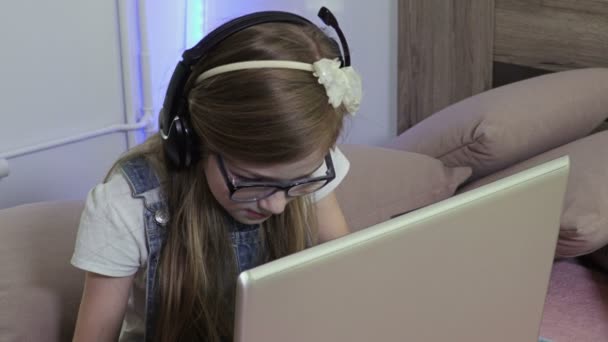 Κορίτσι Ακουστικά Μικρόφωνο Και Υπολογιστή — Αρχείο Βίντεο
