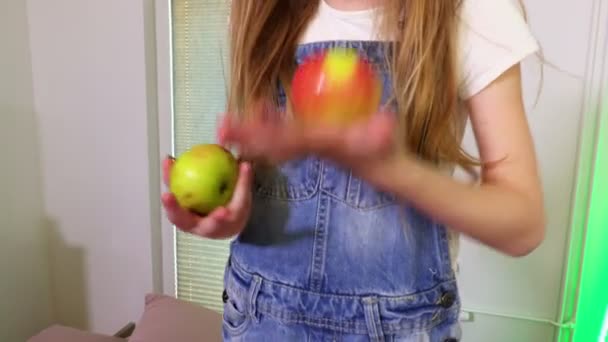 Meisje Probeert Jongleren Met Appels — Stockvideo