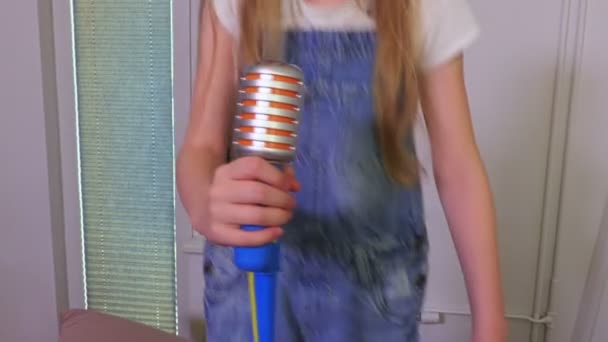 女孩与游戏话筒 — 图库视频影像