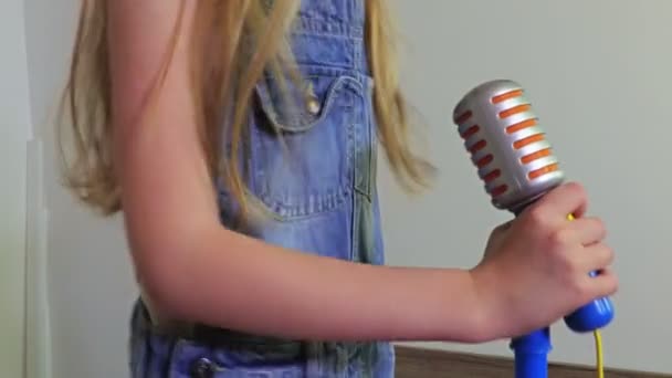 Lány Játék Mikrofonnal Közelről — Stock videók