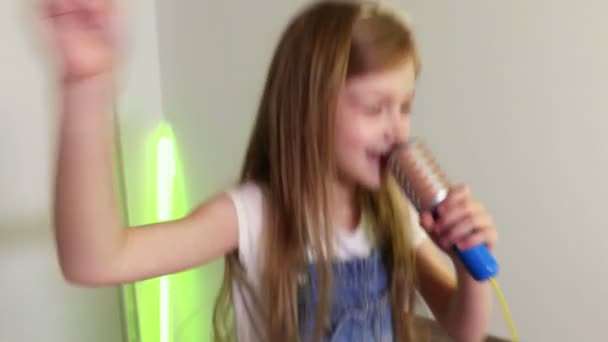 Chica Bailando Cantando — Vídeos de Stock