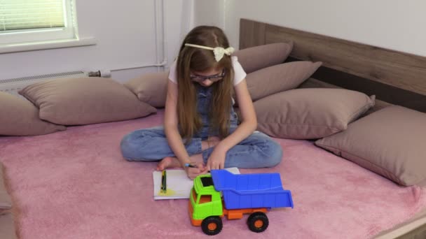 Menina Desenho Brinquedo Caminhão — Vídeo de Stock