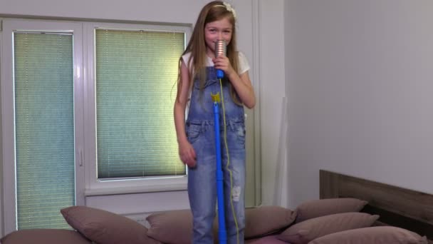 Lachende Meisje Met Speelgoed Microfoon Dansen Zingen Het Bed — Stockvideo