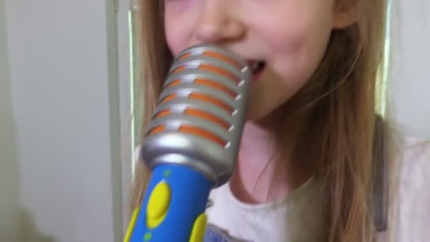 Menina Feliz Cantando Perto — Vídeo de Stock