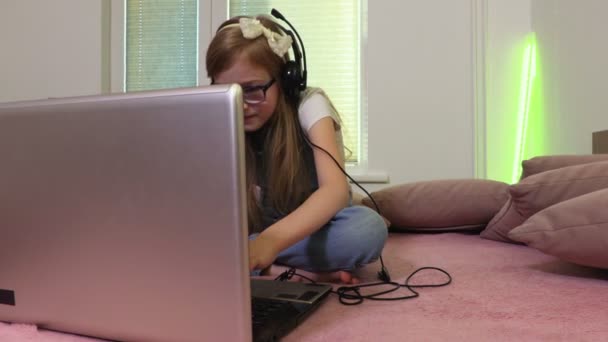 Menina Joga Jogos Laptop — Vídeo de Stock