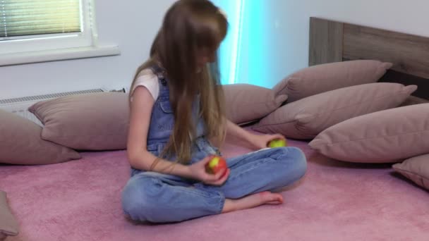 Chica Tratando Hacer Malabares Con Manzanas — Vídeo de stock