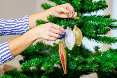 Kadın Noel ağacı süslemeleri