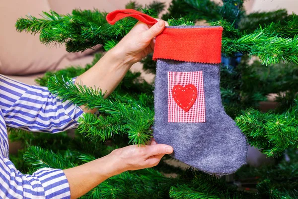 Frau Mit Weihnachtsstrumpf — Stockfoto