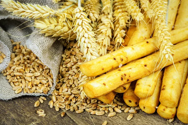 Tahıl ve kulakları masada ekmek sopa