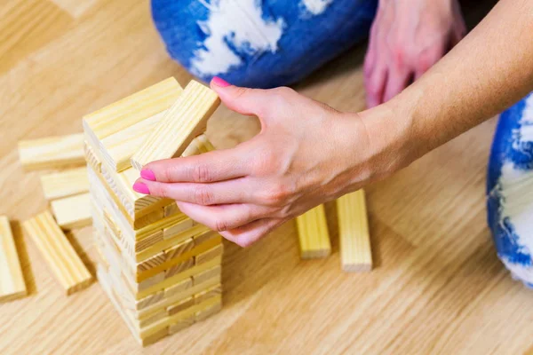 Mujer Cerca Torre Madera Juego — Foto de Stock