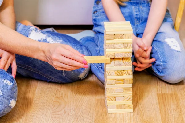 Familie Spielt Holzturmspiel Aus Holzstäbchen — Stockfoto