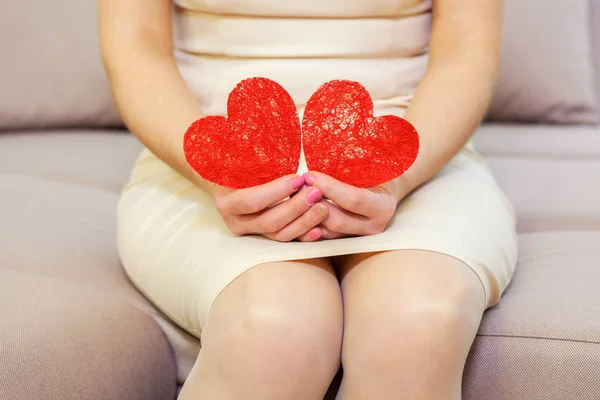 Vrouw Met Twee Rode Papier Harten Handen — Stockfoto