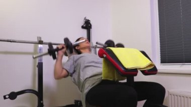 Kadın göğüs egzersizleri yapıyor spor salonu bankta