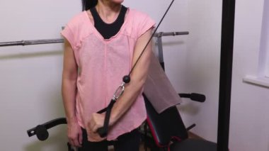 Kadınlar için daha düşük göğüs egzersiz makinesi kullanma