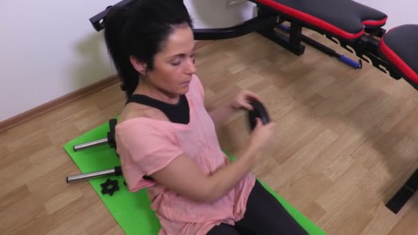 Femme Avec Poids Faire Des Exercices Pour Abdos — Video