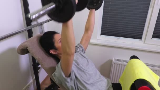 Mulher Banco Com Halteres Fazendo Exercícios Para Peito Ombros — Vídeo de Stock