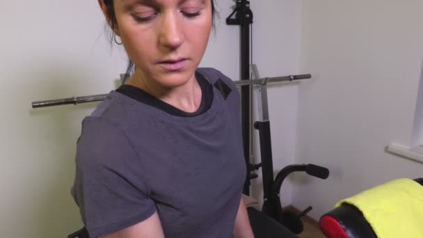 有哑铃的妇女做二头肌的运动 — 图库视频影像