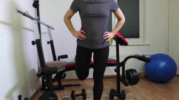 Frau Macht Sit Ups Auf Einem Bein — Stockvideo