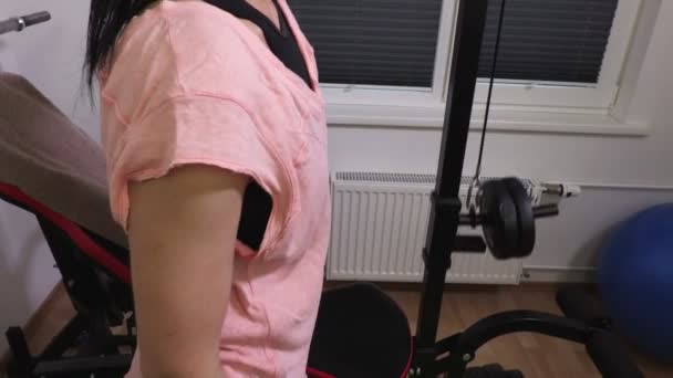 Athletic Kobieta Robi Ćwiczenia Klatkę Piersiową — Wideo stockowe