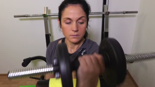 Wanita Dengan Dumbbells Bangku — Stok Video