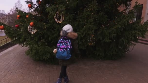 クリスマス ツリーの近くのバックパックで学校の女の子 — ストック動画