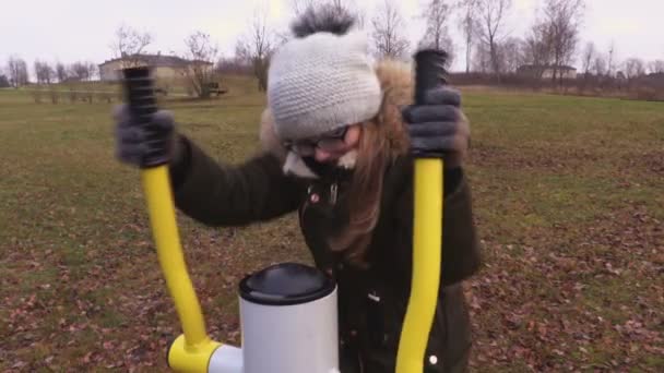 Chica Usando Stepping Máquina Ejercicio — Vídeo de stock