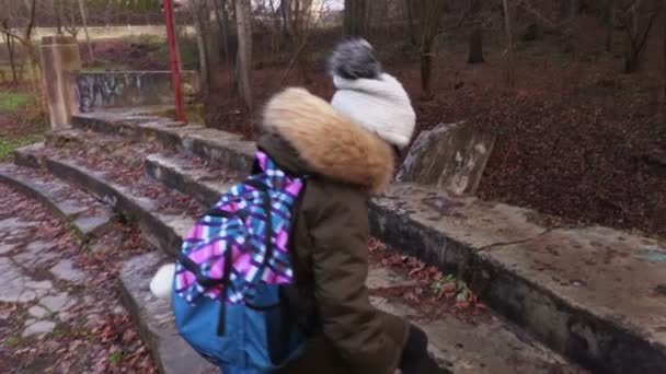 Niña Con Mochila Escalones Piedra Húmeda — Vídeo de stock