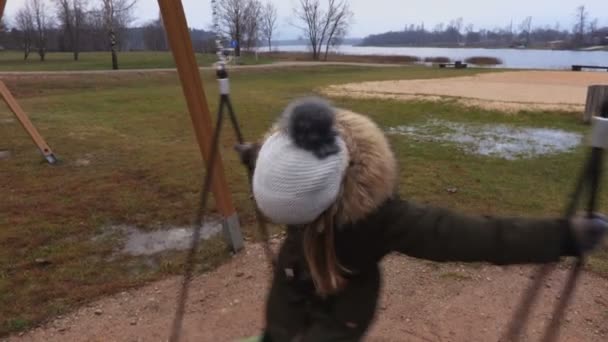 Mädchen Nach Der Schule Auf Dem Spielplatz — Stockvideo