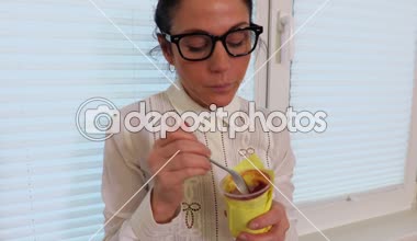 Erkek yakınındaki yoğurt yeme pencere