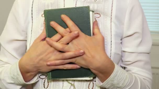 Mujer Sosteniendo Biblia Habitación — Vídeo de stock