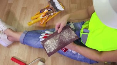 Builder araçları kontrol inşaat işçisi kadın