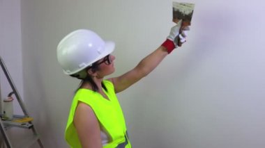 Kadın Oluşturucu duvar kontrol ve başparmak sırıtmak