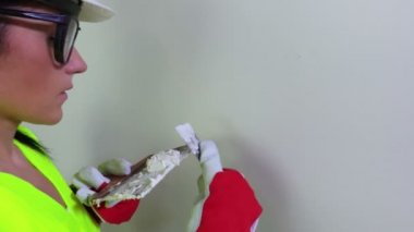 Kadın oluşturucuyu spatula ile dolgu duvar küçük delik