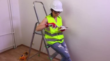 Adım merdiven üzerine oturan kadın Oluşturucu