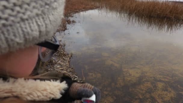 Mädchen Pustet Seifenblasen Aus Nächster Nähe — Stockvideo