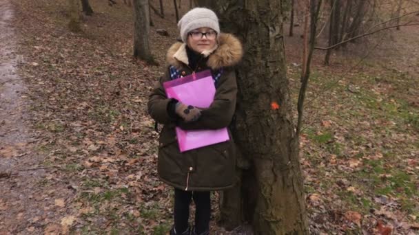 Niña Esperando Cerca Del Árbol Para Amigo — Vídeos de Stock