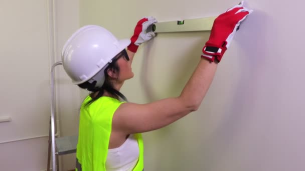 Woman Construction Worker Spirit Level Wall — Stock Video