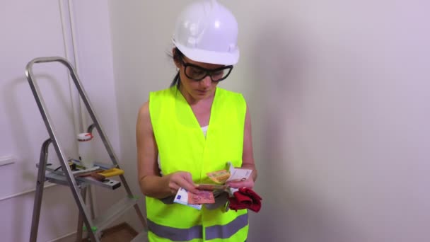 Kvinna Byggnadsarbetare Räknar Pengar Och Visar Tummen Ner — Stockvideo