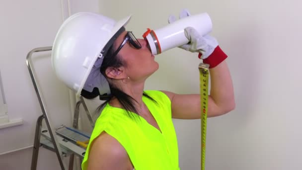 Mujer Constructor Beber Café Uso Cinta Métrica Cerca Pared — Vídeos de Stock