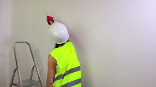 Mujer Constructora Explica Trabajo Realizado — Vídeo de stock