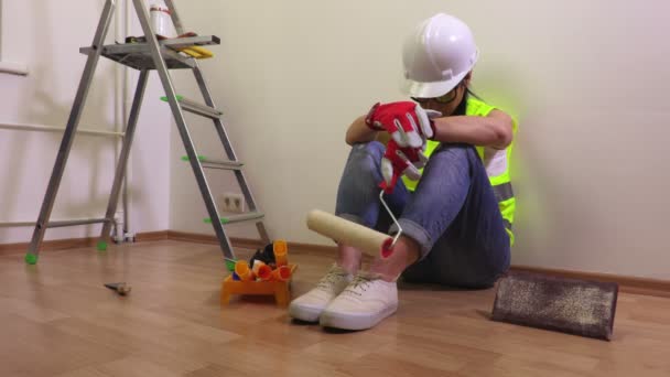 Stressvolle Vrouw Bouwer Met Schilderij Roller — Stockvideo