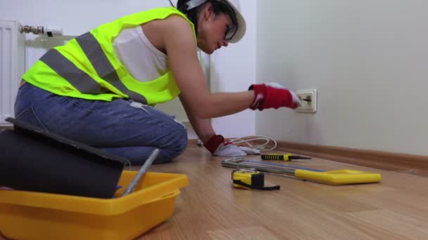 Mujer Eléctrica Usando Destornillador — Vídeos de Stock