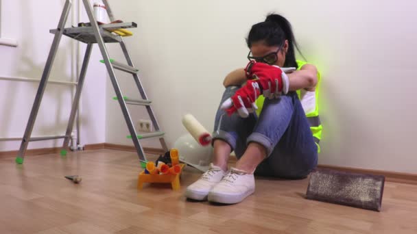 Construtor Mulher Estressante Sentado Chão Perto Escada Passo — Vídeo de Stock