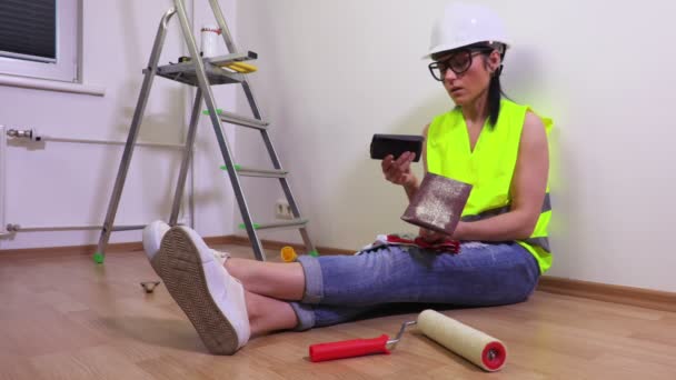 Mujer Constructor Herramientas Comprobación — Vídeos de Stock
