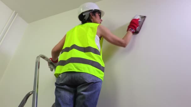 Mujer Constructora Maneja Pared — Vídeo de stock