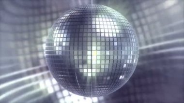 Gümüş renkli dönen ve parlayan disko topu