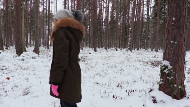 森の中で逃した女の子 — ストック動画