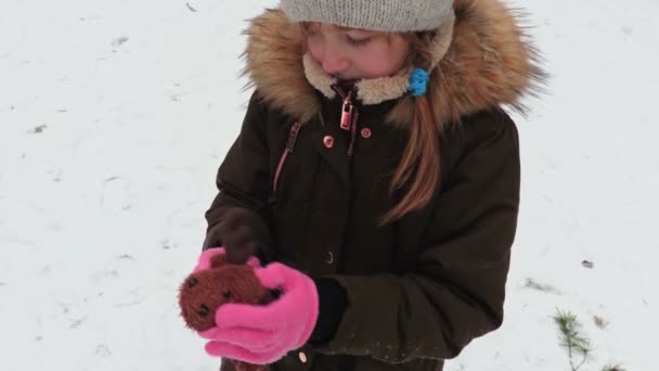 Κορίτσι Μαλακό Παιχνίδι Χειμώνα — Αρχείο Βίντεο