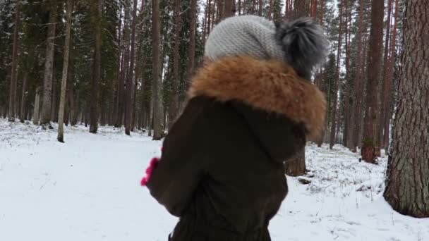 여자는 숲에서 차가운 — 비디오