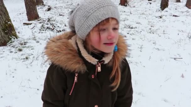 Menina Sozinha Floresta Inverno — Vídeo de Stock